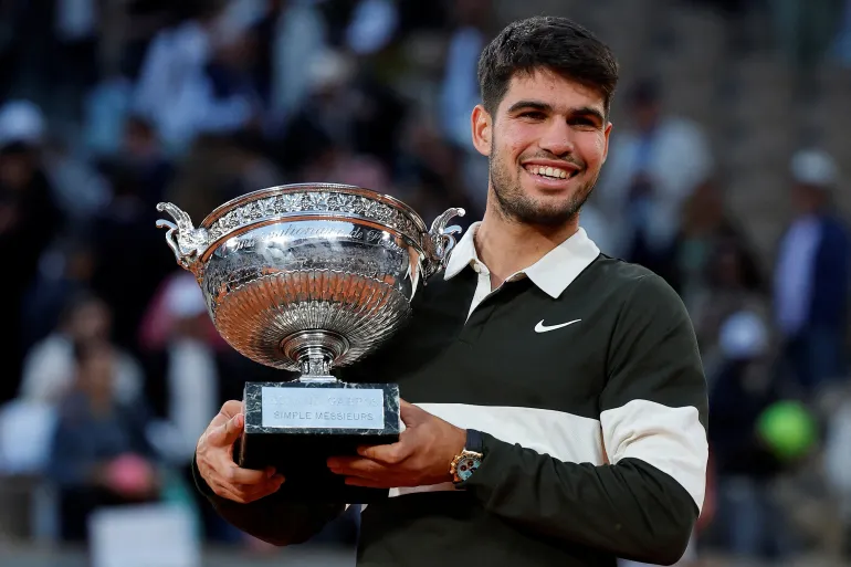 “French Open 2025 Final: कार्लोस अल्कारेज़ ने सिनर को हराकर रचा इतिहास – रोलैंड गैरोस का सबसे लंबा मुकाबला!”